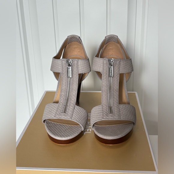 Michael Kors Berkley Sandal Embossed Leather Pearl Grey BRAND NEW WITH BOX - Picture 2 of 7